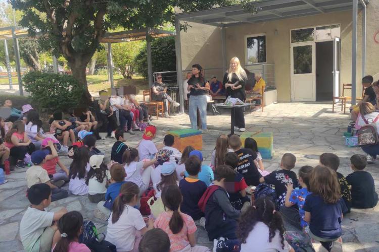 Δήμος Χαϊδαρίου - Με επιτυχία οι αφηγήσεις του βιβλίου «Η Γιαγιά μου είναι μελισσοκόμος» σε παιδιά