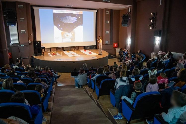  Πετρούπολη: Μια φανταστική περιπλάνηση στο διάστημα 