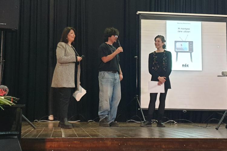 Δήμος Χαϊδαρίου - «Η ποιήτρια στην οθόνη» από τον 16χρονο Βαγγέλη Μουρούτσο