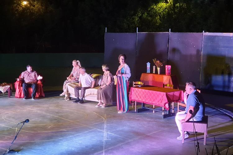 Μοίρασε γέλιο η παράσταση «Συμπέθεροι απ'τα Τίρανα» της θεατρικής ομάδας του Δήμου Χαϊδαρίου