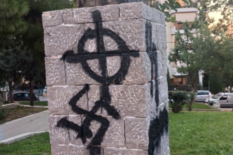 Η ΠΕΑΕΑ–ΔΣΕ Πετρούπολης, καταγγέλλει τη βεβήλωση του μνημείου του Άρη Βελουχιώτη