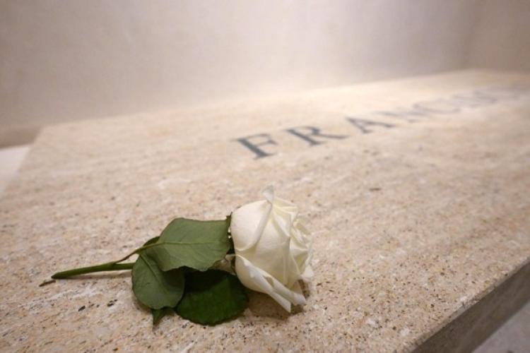 Ξεκίνησε το λαϊκό προσκύνημα στον τάφο του πάπα Φραγκίσκου στη βασιλική της Σάντα Μαρία Ματζιόρε