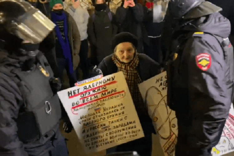 σύλληψη, ηλικιωμένη, Ουκρανία, Ρωσία, διαδηλώσεις 