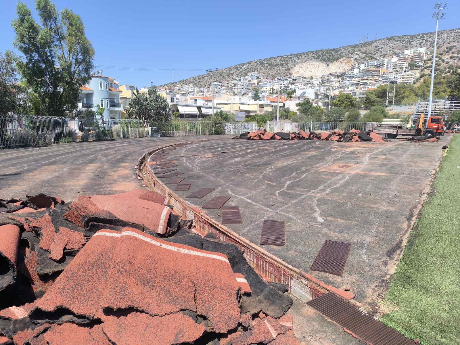Δήμος Χαϊδαρίου - Εργασίες τοποθέτησης νέου ταρτάν στο Αθλητικό Κέντρο Δάσους - Κλειστό το στάδιο