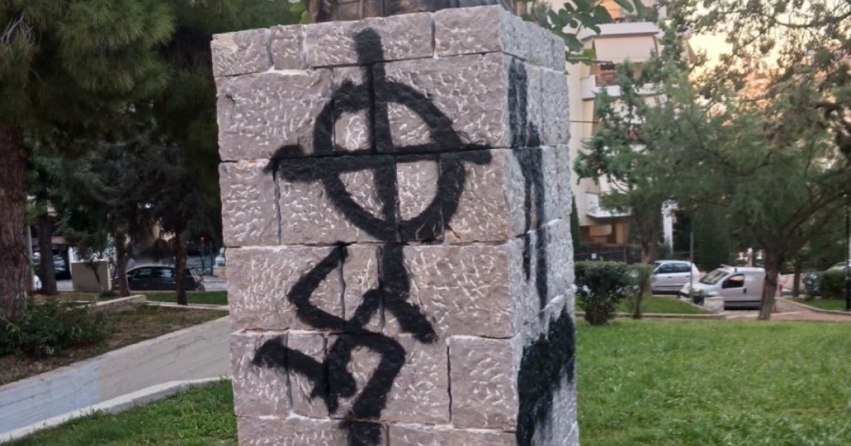 Η ΠΕΑΕΑ–ΔΣΕ Πετρούπολης, καταγγέλλει τη βεβήλωση του μνημείου του Άρη Βελουχιώτη