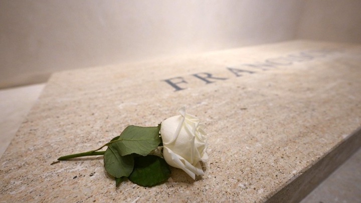 Ξεκίνησε το λαϊκό προσκύνημα στον τάφο του πάπα Φραγκίσκου στη βασιλική της Σάντα Μαρία Ματζιόρε