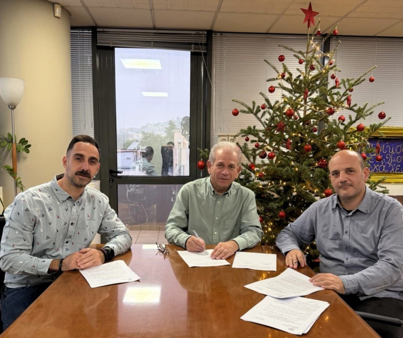 Υπογράφηκε η σύμβαση για την ανακαίνιση 10 παιδικών χαρών στον Δήμο Αιγάλεω